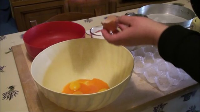 Preparazione di una torta fatta in casa
