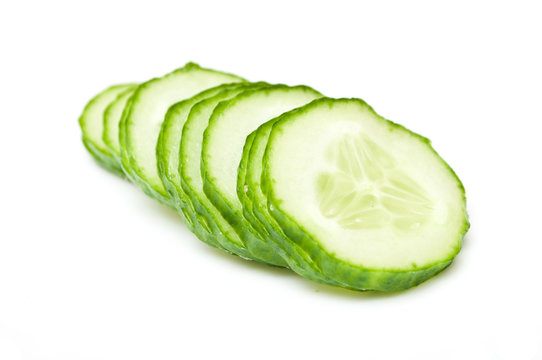 rondelles de concombre sur fond blanc