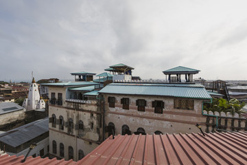 Fototapeta premium rooftop view over the african city of stonetown zanzibar showing