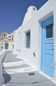 Puerta azul en Santorini, isla Griega