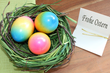 Ostergruß - Osternest mit bunt bemalten und gekochten Eiern