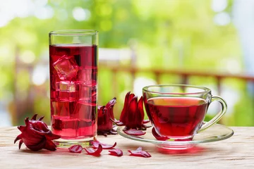 Cercles muraux Theé Cup of magenta hot hibiscus tea and the same cold drink