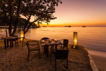 Foto auf Alu-Dibond Romantic sunset on the shore of a tropical island. Cafe on the b © Anton Petrus