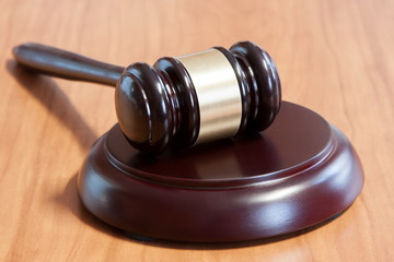 Obraz premium Judicial hammer on a wooden table