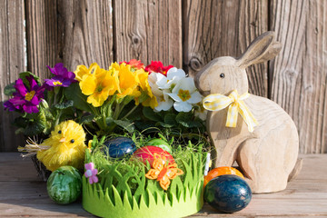Osterdekoration mit Osterhase und Primeln