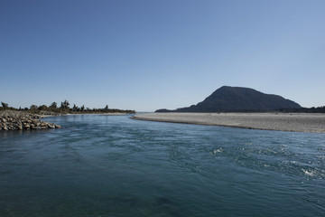 Grande y tranquilo río azulado, west coast de Nueva Zelanda