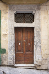 Fototapeta na wymiar Typische Haustür in Valletta in der Merchants Street, Valletta, Malta, Europa