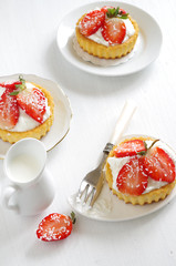 Erdbeertörtchen mit Kokoscreme