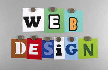 Webdesign - Wort als einzelne Buchstaben auf einer Magentwand