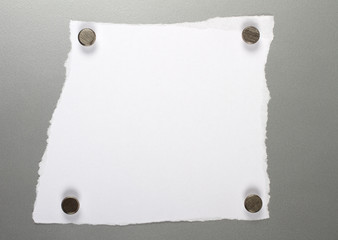 Weißer Notizzettel auf Magnetwand