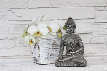 Buddha mit Orchideen