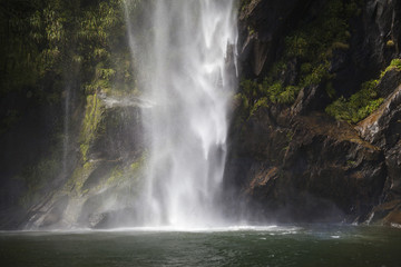 Fototapeta premium Wasserfall im Milford Sound Neuseeland