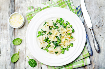 Spinach green peas Farfalle