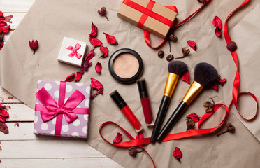 two brushes, two lipsticks, blusher, gifts and dried flowers lyi