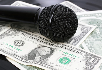 микрофон лежит на долларах