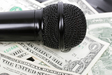микрофон лежит на долларах
