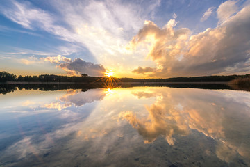 Sonnenuntergang spiegelt sich im Wasser des Gorinsee