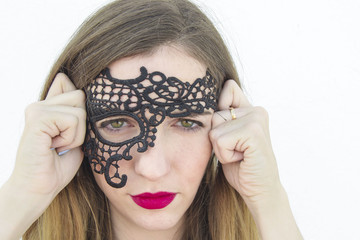Mujer joven con antifaz negro