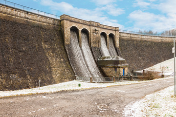 Wasseraustritt des Überlaufs der Staumauer der Bruchertalsperre