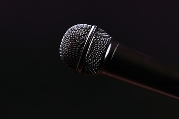 черный микрофон с красными лучами