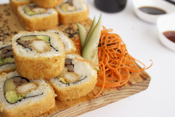 Rollo de sushi empanizado con zanahoria rallada