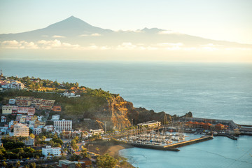 Naklejka premium Widok miasta San Sebastian na wyspie La Gomera z wyspą Teneryfa w tle w godzinach porannych