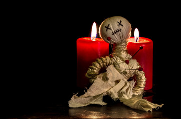 eine Voodoopuppe mit Kerzen