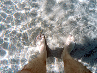 Beine unter Wasser