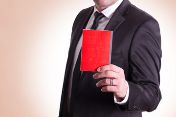 Geschäftsmann zeigt das rote Notizbuch