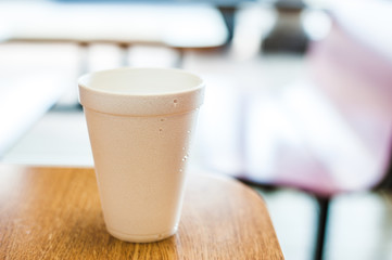 白いカップに入っている水