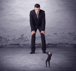Obraz premium Angry big manager looking at small business man