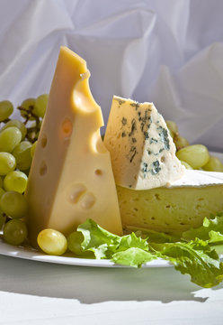 cheese with grapes 