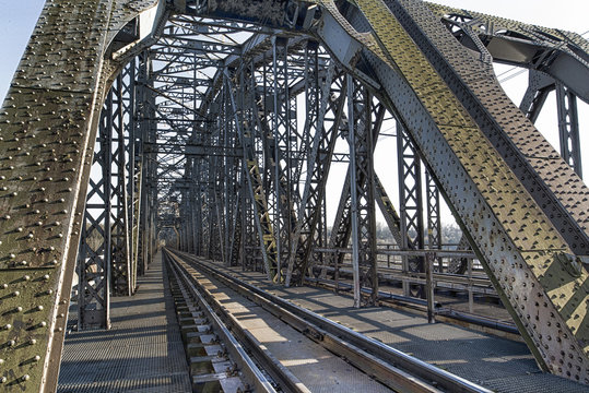 Ponte ferroviario con binario.