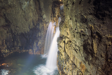 Obraz premium Grotte di Stiffe: meravigliose cascate