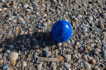 Blaues Osterei in Muschelsand