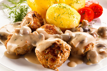 Roasted meatballs, mashed potatoes and vegetables 