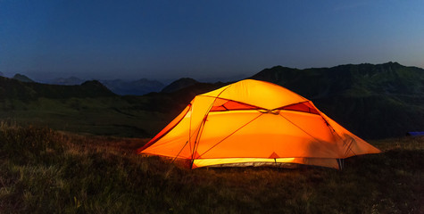 Zelt leuchtet in der Nacht