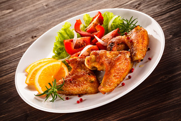 Grilled chicken wings and vegetables