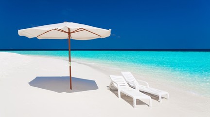 Fototapeta na wymiar Maldives, parasol and sunbed