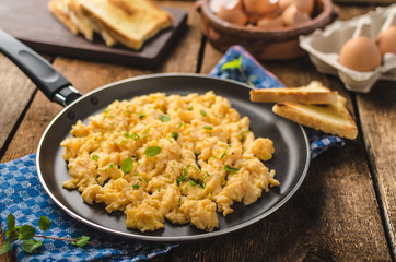 Scrambled eggs rustic style