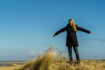 Frau genießt Urlaub an der Nordsee