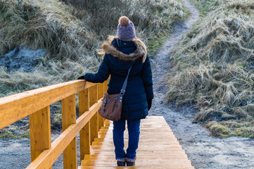Frau geht Treppe hinab