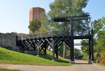 Zrekonstruowany most zwodzony na zamku, Kruszwica, Polska - obrazy, fototapety, plakaty
