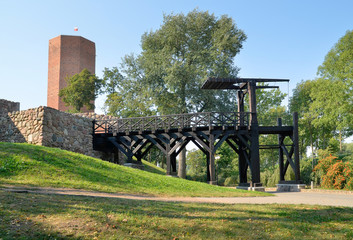 Zrekonstruowany most zwodzony na zamku, Kruszwica, Polska - obrazy, fototapety, plakaty