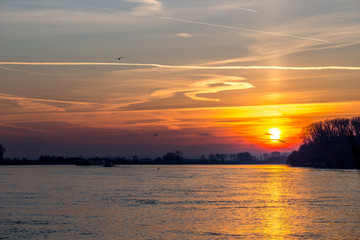 Naklejka premium Der wundervolle Rhein im Sonnenaufgang am frühen Morgen