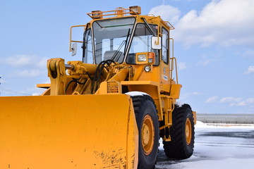 待機中の除雪車／豪雪地帯の山形県で、除雪車を撮影した写真です。本格的な降雪期が到来し、今シーズン何度も出動した待機中の除雪車です。