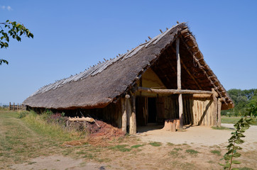 Rekonstrukcja osady neolitycznej w Muzeum Archologicznym w Biskupinie, Polska