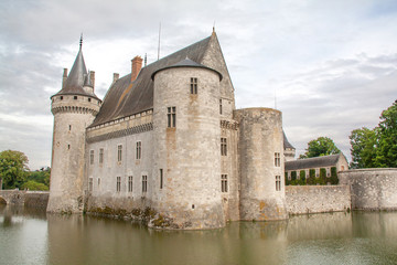 Fototapeta na wymiar Château de Sully sur Loire sous ciel nuageux, Loiret, Val de Loire, France