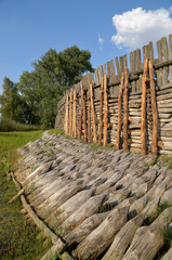 Rekonstrukcja wałów obronnych osady łużyckiej w Muzeum Archologicznym w Biskupinie, Polska