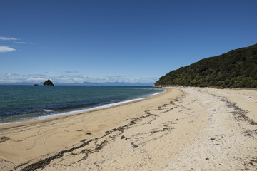 Playa de arena blanca con aguas cristalinas en el Parque Nacional de Abel Tasman, Nueva Zelanda